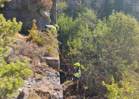 Equipo de rescate junto a un embalse