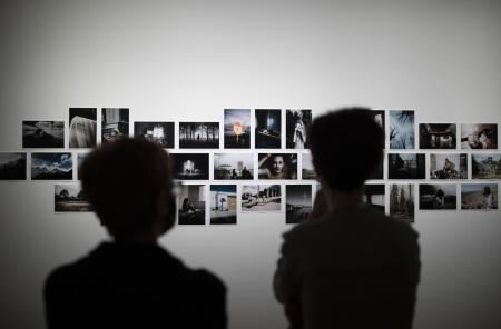 Imagen: Espectadores admiran fotografías de Ana Escario_ Foto: Álvaro Calvo/ DPH