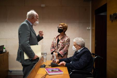 Los coordinadores del libro Almagro- Gorbea y Ángel Gari con la diputada de Cultura Maribel de Pablo- Fotografía de Álvaro Calvo