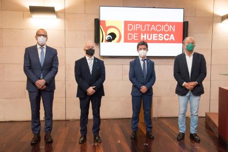Imagen: Momento de la presentación de la Escuela Base Aragonesa de Futbol. Foto Javier Blasco