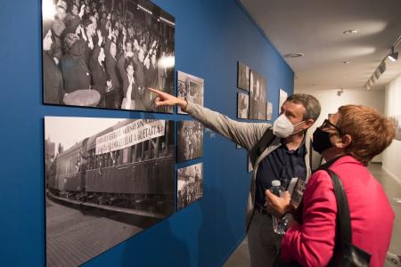Imagen: El investigador Jesús Robledano y la diputada de Cultura admiran obras en la exposición- Foto de Javier Blasco