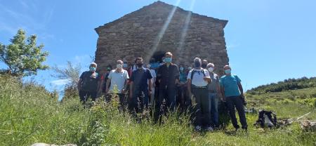 Imagen: Parte de las autoridades y un grupo de peregrinos realizaban una andada entre Noales y Bonansa