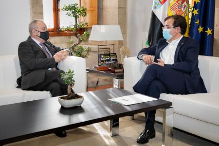 El presidente de la Junta de Extremadura, Guillermo Fernández Vara, y el...