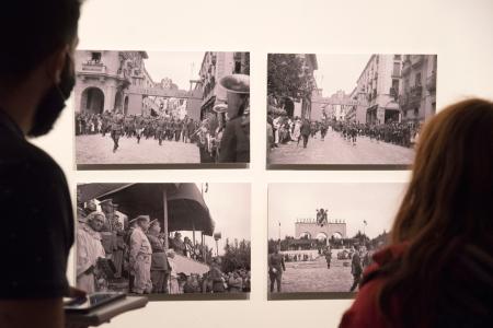 Espectadores admiran obras de Foto Skogler- Ángel Cortes en la Sala de Exposiciones de la DPH- FOTO JAVIER BLASCO
