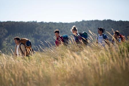 Imagen: El primer episodio de la serie ‘3 Caminos’ se proyecta al aire libre ...