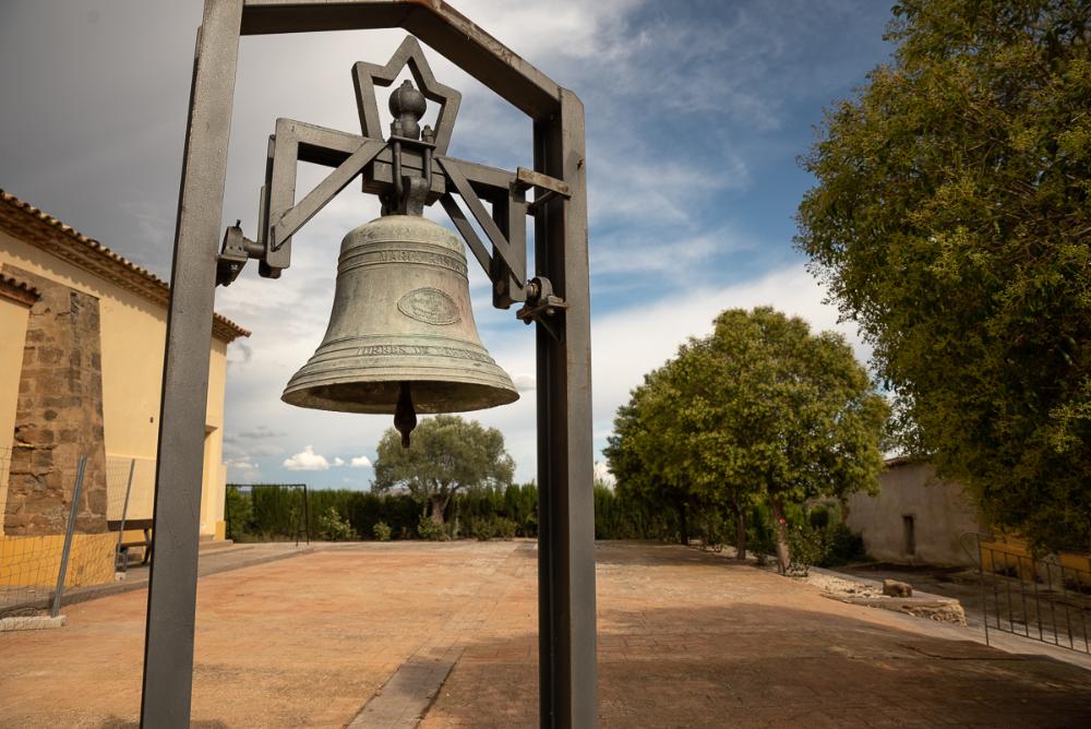 Imagen: La campana sobrevivió al derrumbe de la torre de la iglesia de Torres de Barbués.