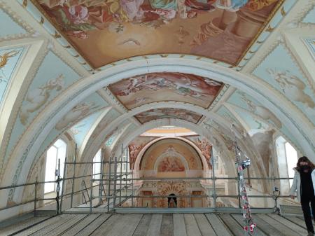 Trabajos previos al inicio de la restauración de las pinturas murales de...