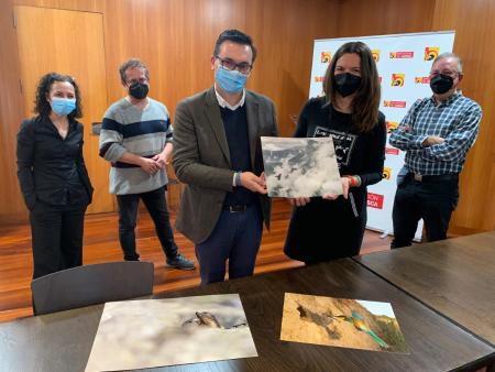 Imagen: Fotografía del diputado de Desarrollo Roque Vicente y miembros del jurado con las obras ganadoras de la XXIV edición de los Premios Félix de Azara en la categoría de fotografía