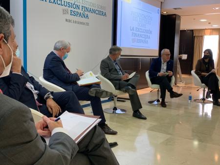 Imagen: Miguel Gracia participa en la mesa redonda de exclusión financiera organizada por OCU