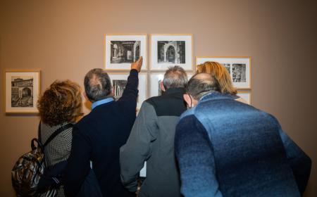 Imagen: Visitantes en la exposición 'Alquézar y Zuheros. Miradas en la distancia'. FOTOGRAFÍA: ÁLVARO CALVO/DPH