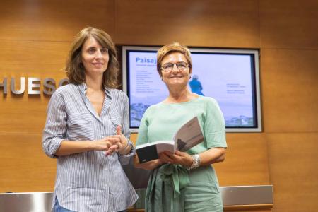 Imagen: Elena del Diego y Maribel de Pablo, con el catálogo de la exposición en sus manos. J. BROTO