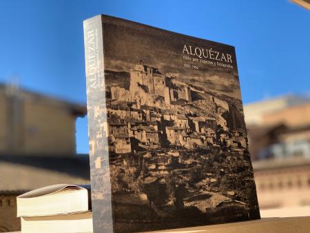 Imagen: Portada del libro de Alquézar visto por viajeros y fotógrafos 1882-1992 con una fotografía de José Ortiz Echagüe