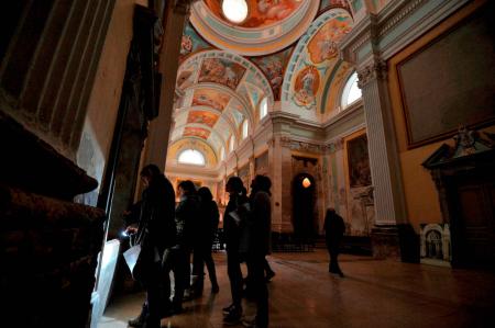 Imagen: Visita de profesores y alumnas de restauración al conjunto. P. OTÍN