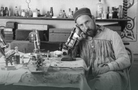 Imagen: Autorretrato de Cajal en su laboratorio de Valencia (1885)