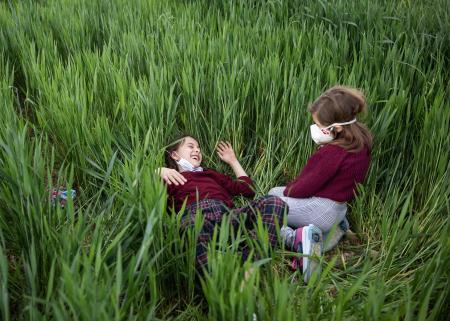 Dos niñas juegan en un campo
