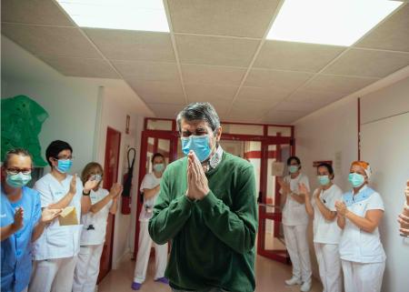 Un paciente es felicitado en el hospital