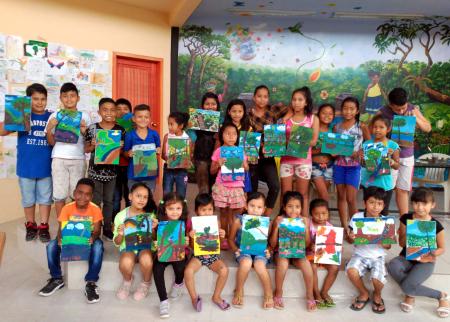 Imagen: Grupo de escolares con sus trabajos