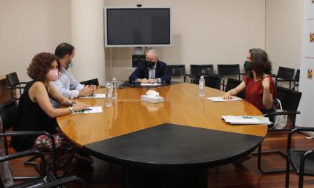 Imagen: Imagen del encuentro del Presidente de la DPH, Miguel Gracia, con representantes del Colegio Oficial de Farmacéuticos de Huesca (María José Julián, vicepresidenta, y Ángel Más, presidente, a la izquierda. Esther Azón, vocal de farmacias rurales, a la derecha).