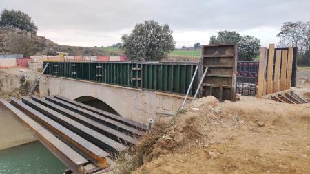 Imagen: Trabajos en el puente sobre el Canal de Aragón y Cataluña