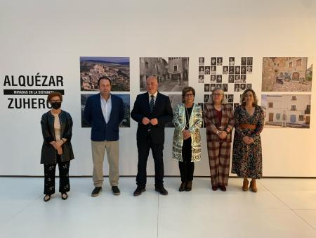Imagen: Autoridades de las diputaciones de Huesca y Co?rdoba y los Ayuntamientos de Alquézar y Zuheros en la inauguración de la muestra en el Centro de Arte Rafael Botí en Córdoba