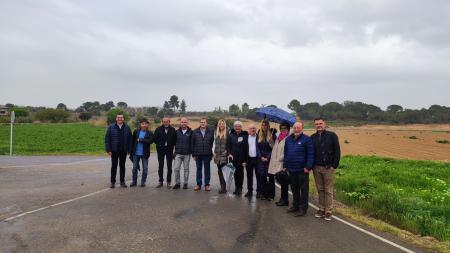 Imagen: Visita de autoridades políticas y representantes sociales a la variante de Esplús que ha descvogestionado el tráfico pesado en el casco urbano de la localidad