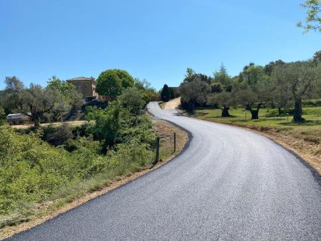 Imagen: El acceso a la ermita de Santa María de Dulcis, listo para la romería...