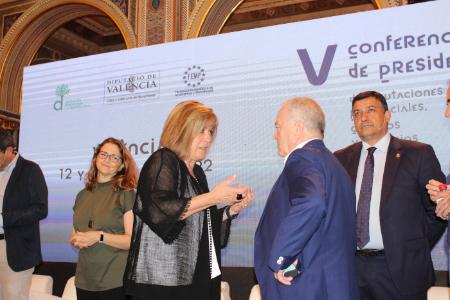 Imagen: Miguel Gracia habla con la presidenta de la Diputación de Barcelona y, tras ellos, el presidente de la Diputación de Ávila, Carlos García, y la secretaría Autonómica de Cohesión Territorial y Políticas contra la Despoblación de la CCAA de Valencia