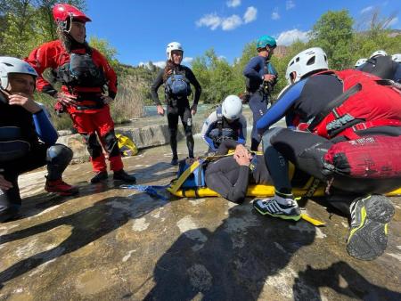 El grupo de rescate acuático en superficie del SPEIS se forma en...