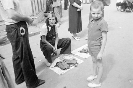 Margaret Michaelis. Miliciana vendiendo gorros de la FAI, 1936. Archivo fotográfico OPE-CNT/FAI, IISC