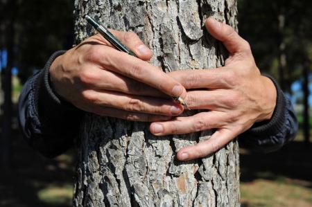 Imagen: 'Pioneros de Huesca' contiene 30 fotografías que muestran manos de profesionales actuales de distintos ámbitos que homenajean así a esos personajes que tanto significaron para el desarrollo de la provincia de Huesca