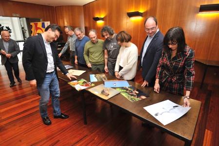 Imagen: El jurado de los premios Félix de Azara, junto al diputado Roque Vicente, en un momento de la valoración