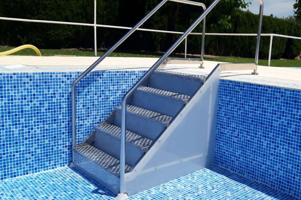 Imagen Las Piscinas Municipales de Zaidín estrenan escalera de acceso para personas con movilidad reducida para facilitar el baño