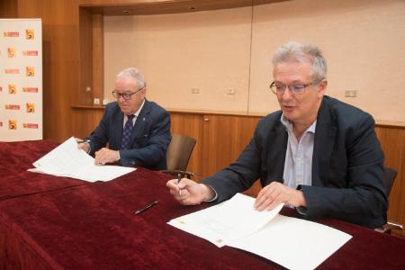 Imagen: Momento de la firma del convenio. Fotografía: Javier Blasco