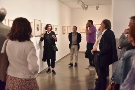 Imagen: La Comisaria Chus Tudelilla explicando la exposición a un grupo de visitantes- FOTO VERÓNICA LACASA