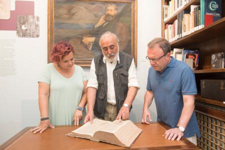 Imagen: Sofía Avellanas, Venancio Díaz y José Domingo Dueñas ojean el libro donado al Espacio Joaquín Costa del IEA- FOTO JAVIER BLASCO