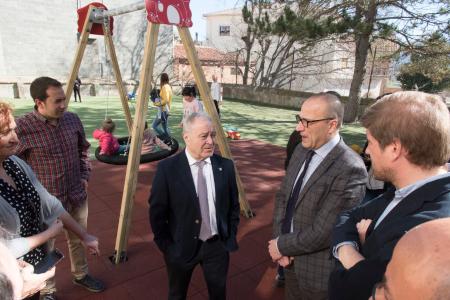 Imagen: Un momento de la visita a las escuelas de Arén y Montanuy