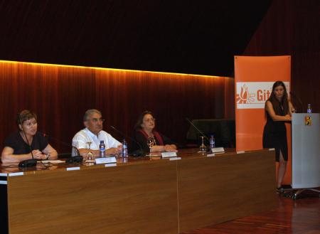 Imagen: La diputada de cultura preside la presentación del documental `Romnia....