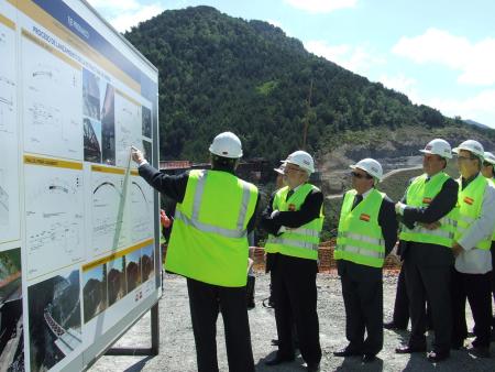 Imagen: El Presidente de la DPH visita las obras de la carretera...