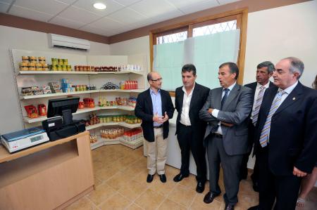 Imagen: Antonio Cosculluela inaugura en Hoz y Costean un centro municipal con el...
