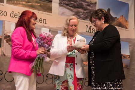 Imagen: Elisa Sancho entrega Premio Gabardera