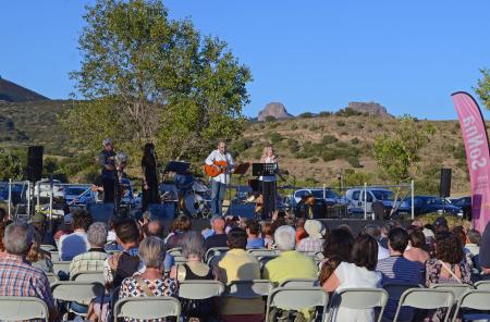 Imagen: Homenaje a los cantautores que realizaron Eduardo Paz y Olga y los Ministriles en el Salto de Roldán. FOTO SERGIO SÁNCHEZ