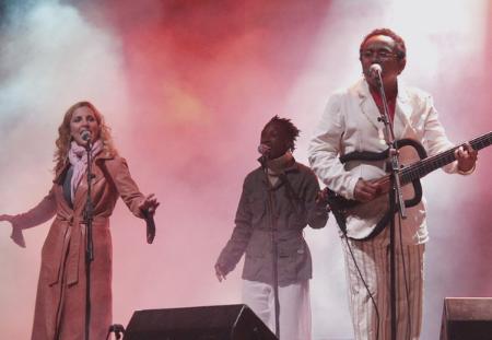 Imagen: Ray Lema y Chico César cautivados por una cita musical como Pirineos Sur...