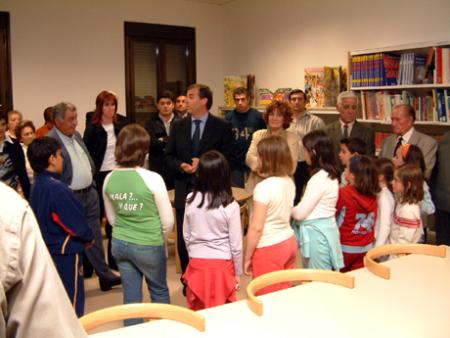 Imagen: El presidente de la DPH inaugura la remodelada biblioteca de Tardienta