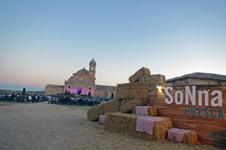 Imagen: La Cartuja de las Fuentes es el escenario en el que se clausura cada edición del SoNna Huesca, en esta ocasión con Antonio Orozco, Miguel Ríos & The Black Betty Trío y Manu Chao.