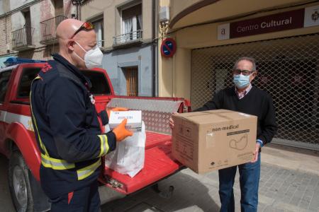 Reparto de mascarillas en Almudévar. J.B.