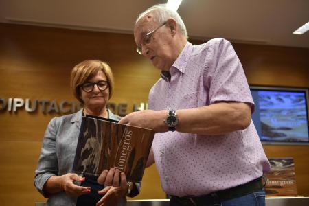 Maribel de Pablo y Fernando Biarge examinan el libro (Foto: Verónica Lacasa)