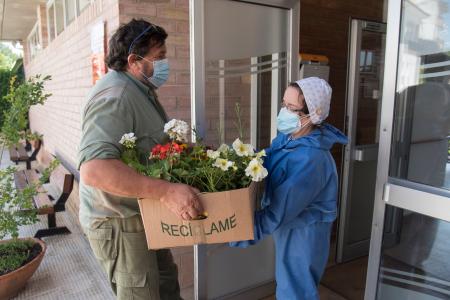 Imagen: Entrega de flores en la Residencia de Sariñena.J.B.